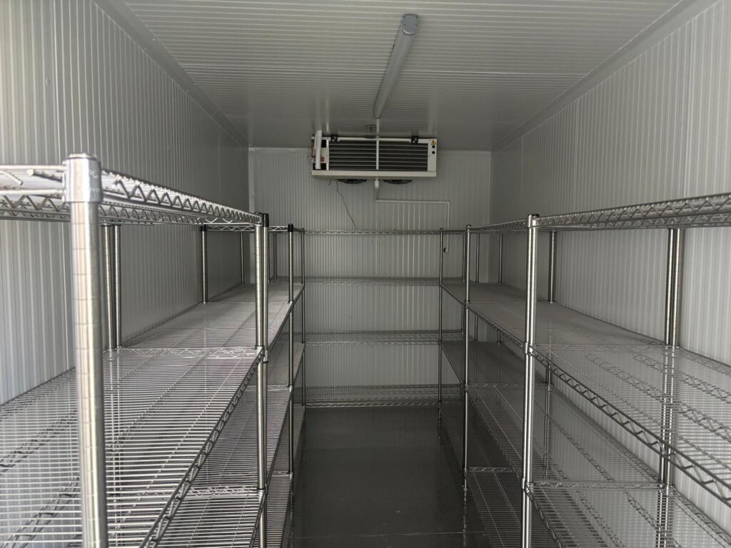 Gebze soğuk hava deposu kuran firmalar arasında en iyisi olan atvaz teknik soğutmanın kurduğu bir soğuk hava deposu resmi